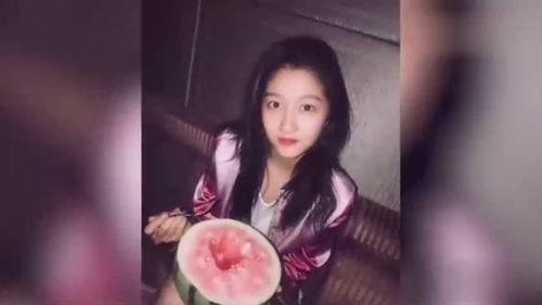 俏皮吃瓜拍照,俏皮瞬间，定格欢乐时光