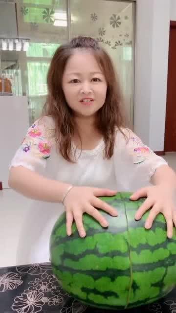 女孩开心吃瓜,女孩的甜蜜食趣时光