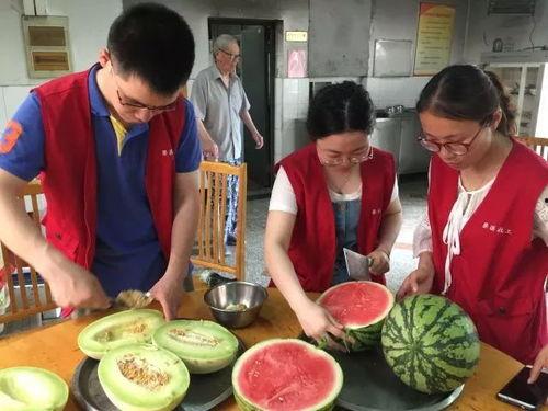 爷爷吃瓜的图片,瓜果飘香乐享时光