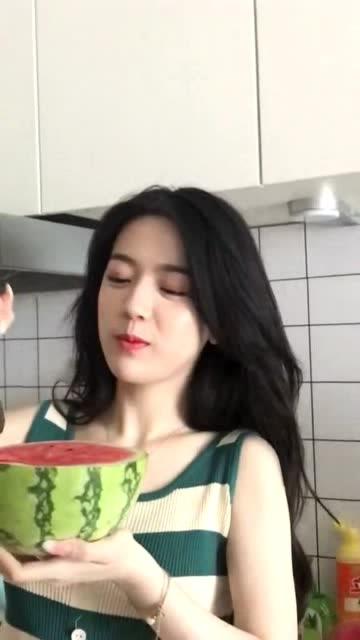 吃瓜最新美女,揭秘吃瓜界最新美女生态